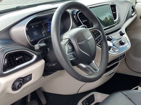 Used 2024 Chrysler Pacifica Limited FWD image 11