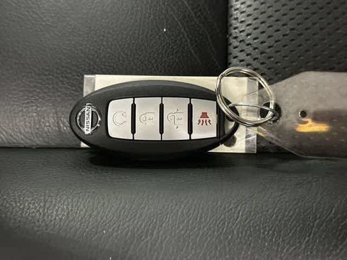 Used 2016 Nissan Titan SL AWD/4WD image 32