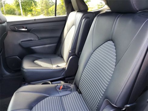 Used 2023 Toyota Highlander XSE image 11