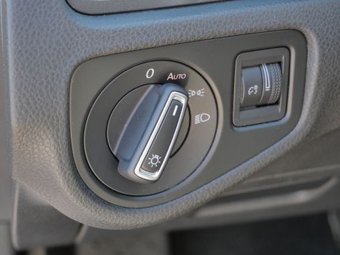 Used 2015 Volkswagen e-Golf SEL Premium image 22