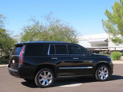 Used 2017 Cadillac Escalade Premium Luxury image 6
