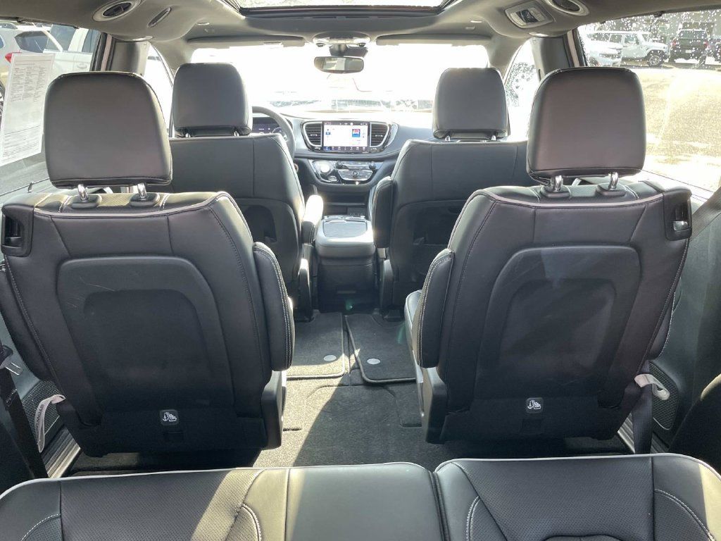 Used 2025 Chrysler Pacifica Limited FWD image 19