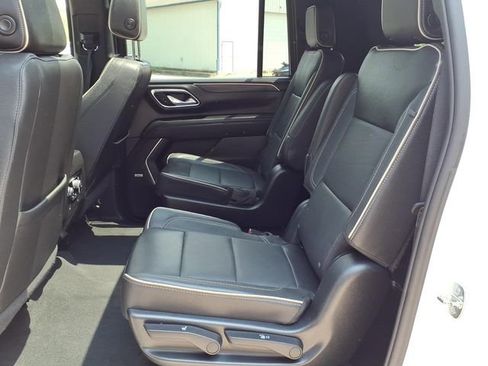 Used 2023 GMC Yukon XL SLT w/ SLT Premium Package AWD/4WD image 6