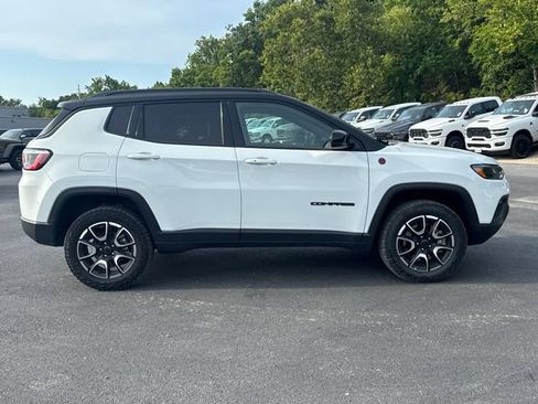 Used 2025 Jeep Compass Trailhawk w/ Trailer Tow Group AWD/4WD image 9