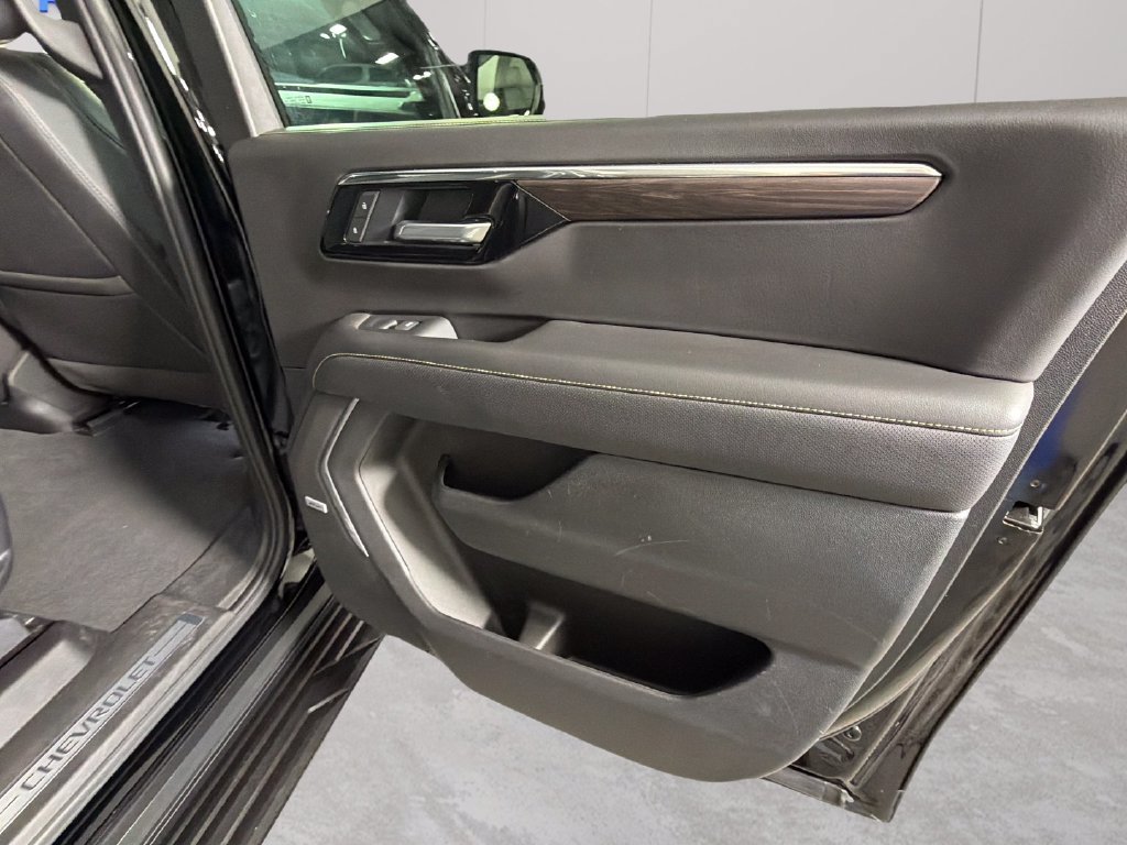 Used 2025 Chevrolet Suburban Premier RWD image 35