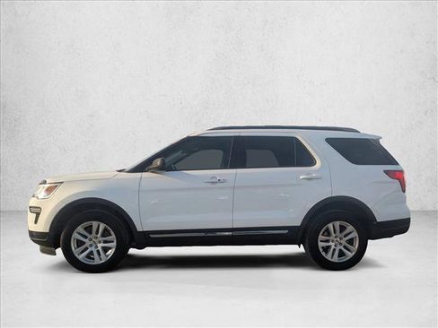 Used 2018 Ford Explorer XLT image 2