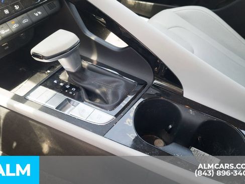 Certified 2025 Hyundai Elantra Limited FWD image 10