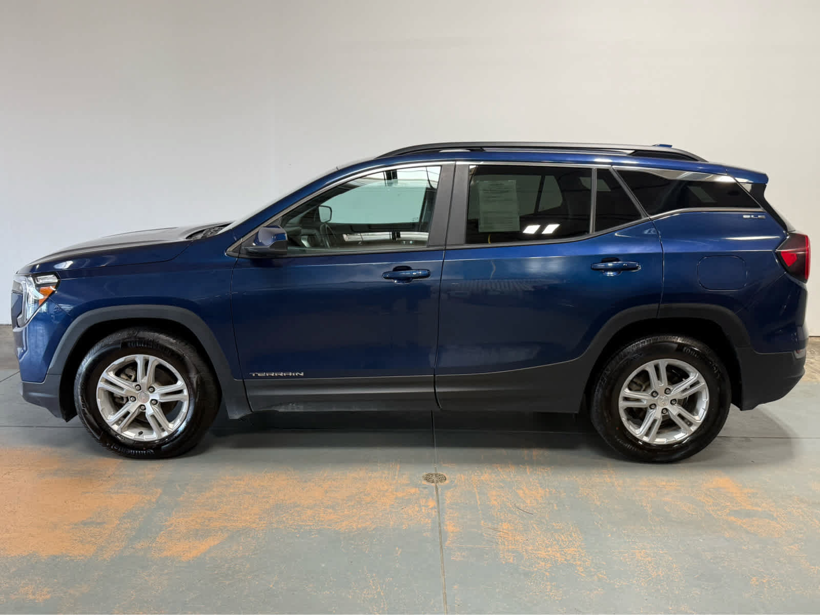Used 2022 GMC Terrain SLE w/ Driver Convenience Package AWD/4WD image 2
