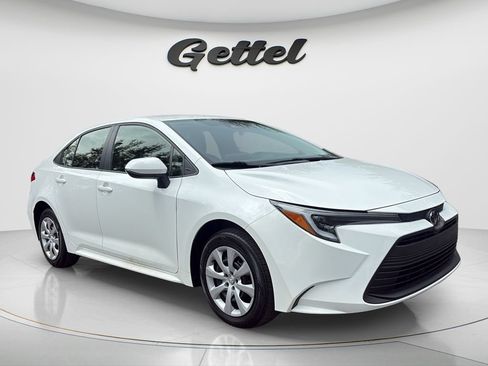 Used 2026 Toyota Corolla LE FWD image 3