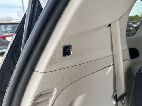 Used 2020 Chrysler Pacifica Limited FWD image 13
