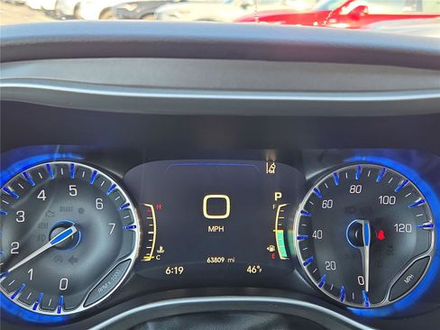 Used 2023 Chrysler Pacifica Touring-L FWD image 4
