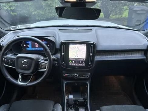 Used 2023 Volvo XC40 B5 Plus w/ Protection Package Premier AWD/4WD image 3