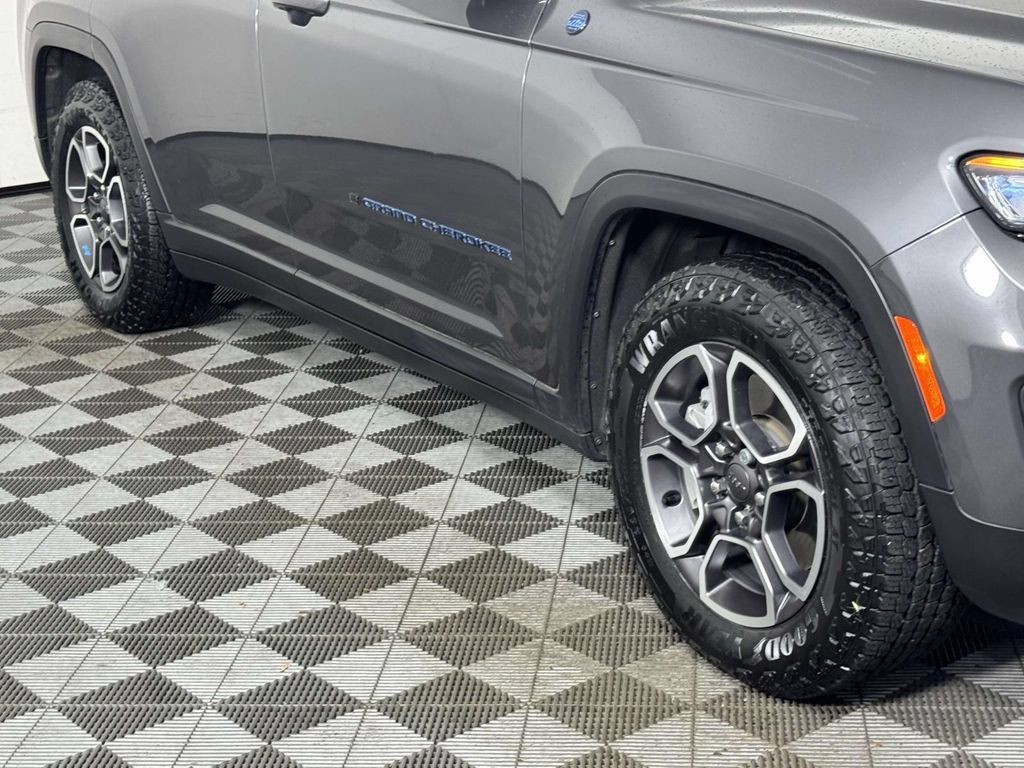 Used 2024 Jeep Grand Cherokee Trailhawk w/ Luxury Tech Group III AWD/4WD image 12