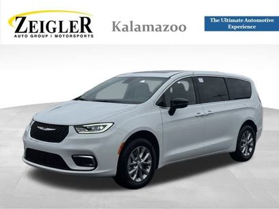 New 2026 Chrysler Pacifica Limited w/ Uconnect Theater Family Group