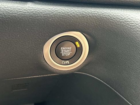 Used 2018 Chrysler Pacifica Limited w/ Advanced Safetytec Group FWD image 31