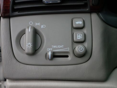 Used 2003 Cadillac De Ville DHS w/ Safety & Security Package image 27