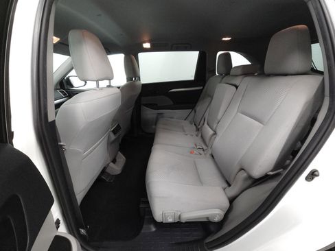 Used 2019 Toyota Highlander LE AWD/4WD image 5