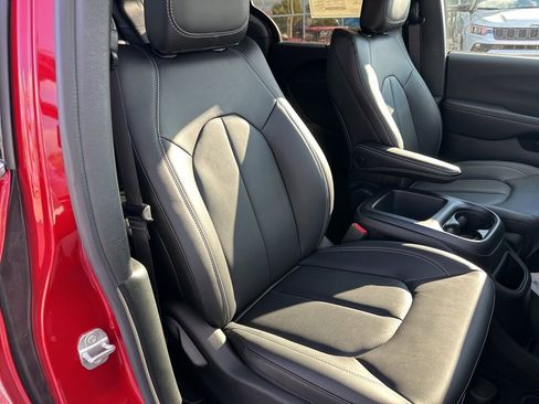 New 2026 Chrysler Pacifica Select image 56