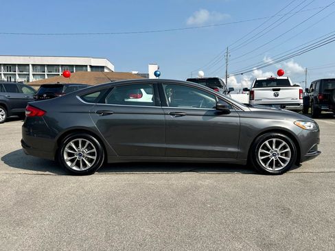 Used 2017 Ford Fusion SE w/ Fusion SE Technology Package FWD image 3