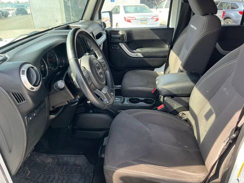 Used 2015 Jeep Wrangler Unlimited Rubicon w/ Connectivity Group image 8