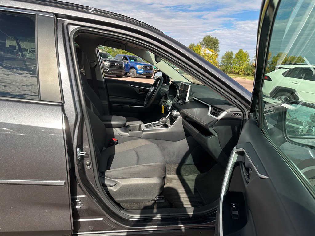 Used 2024 Toyota RAV4 LE AWD/4WD image 28