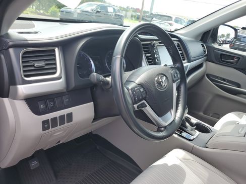 Used 2019 Toyota Highlander Plus FWD image 20