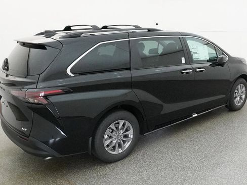 New 2026 Toyota Sienna XLE FWD image 11
