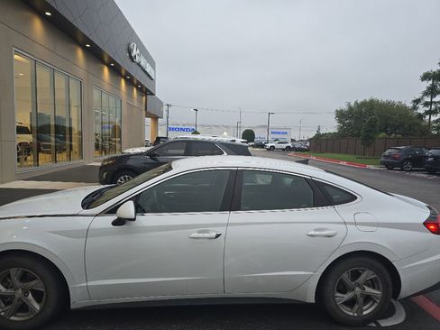 Used 2021 Hyundai Sonata SE w/ Cargo Package FWD image 2