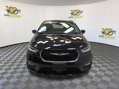 Used 2024 Chrysler Pacifica Touring-L FWD image 3