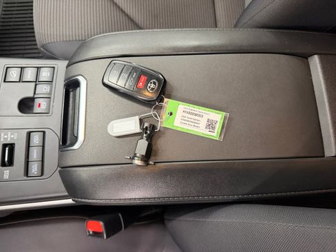 Used 2025 Toyota Highlander LE AWD/4WD image 10