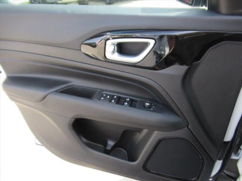 New 2026 Jeep Compass Latitude image 26