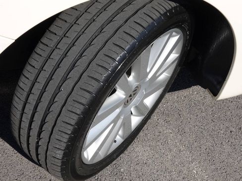 Used 2008 Volkswagen Beetle SE FWD image 50