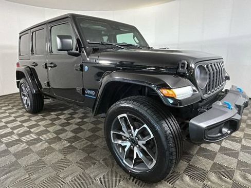 Used 2024 Jeep Wrangler Unlimited w/ Convenience Group AWD/4WD image 2