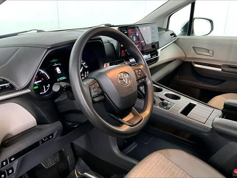 Used 2022 Toyota Sienna LE image 17