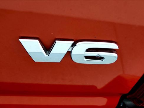 Used 2018 Toyota Tacoma TRD Off-Road w/ Technology Package AWD/4WD image 13