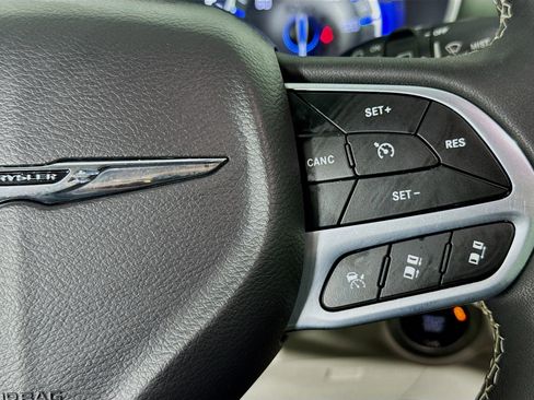 Used 2023 Chrysler Pacifica Touring-L image 14