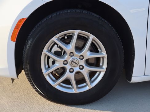 Used 2024 Chrysler Pacifica Touring-L image 32