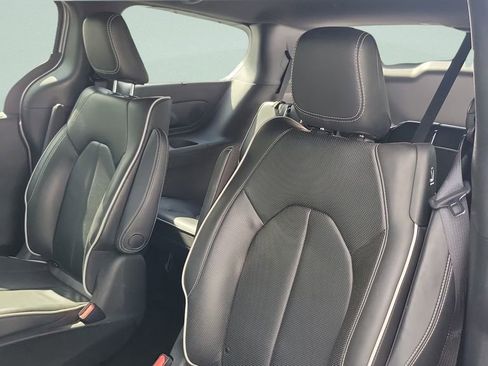 Used 2019 Chrysler Pacifica Limited w/ Advanced Safetytec Group FWD image 9