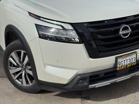 Used 2023 Nissan Pathfinder SL w/ Black Appearance Package FWD image 3