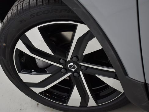 New 2025 Volvo XC40 B5 Plus w/ Climate Package image 29