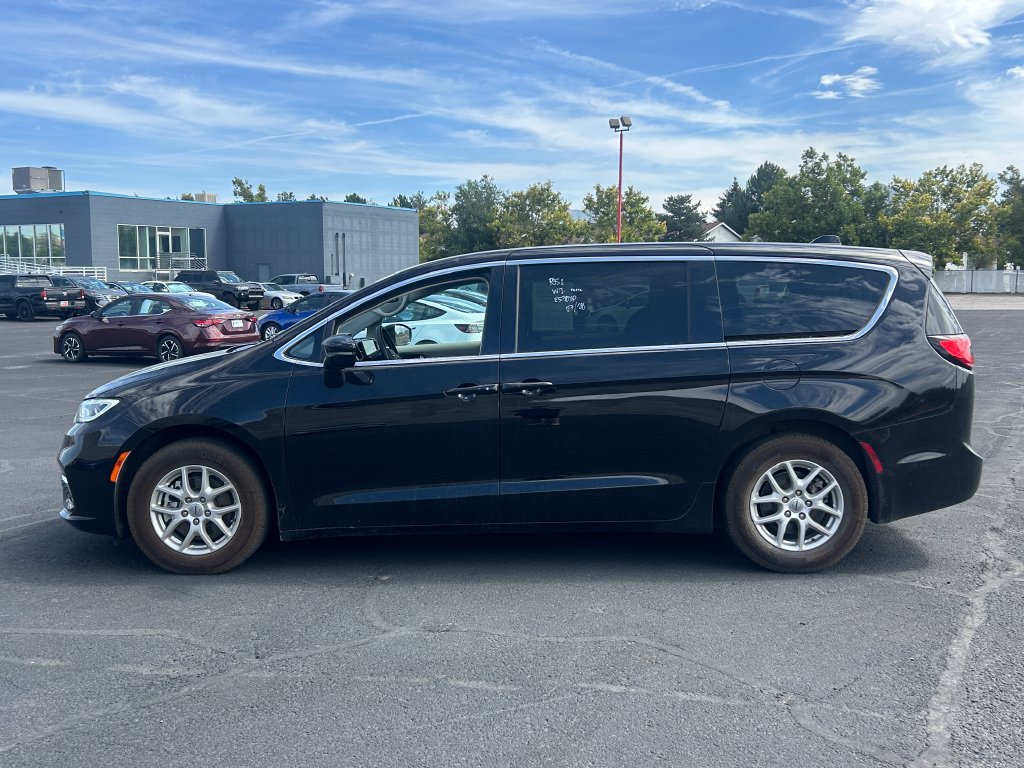 Used 2024 Chrysler Pacifica Touring-L FWD image 6