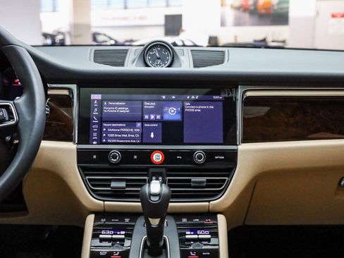 Certified 2025 Porsche Macan image 16