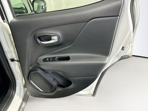 Used 2023 Jeep Renegade Latitude AWD/4WD image 30