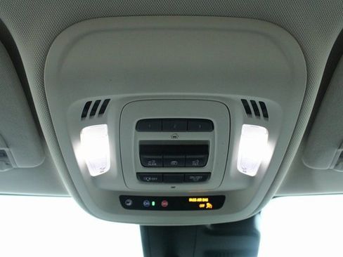 Used 2023 Buick Envision Avenir image 32