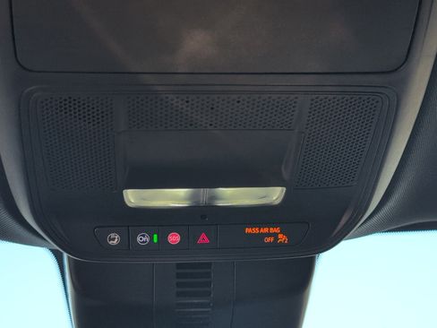 Used 2025 Chevrolet Traverse LT image 13