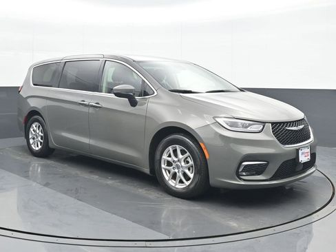 Used 2023 Chrysler Pacifica Touring-L image 9