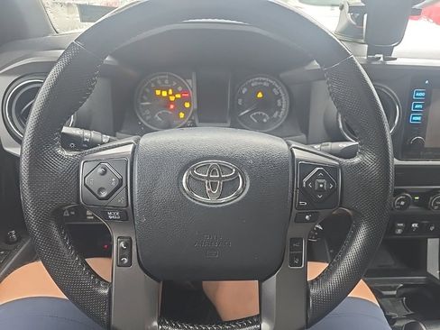 Used 2019 Toyota Tacoma TRD Sport image 11