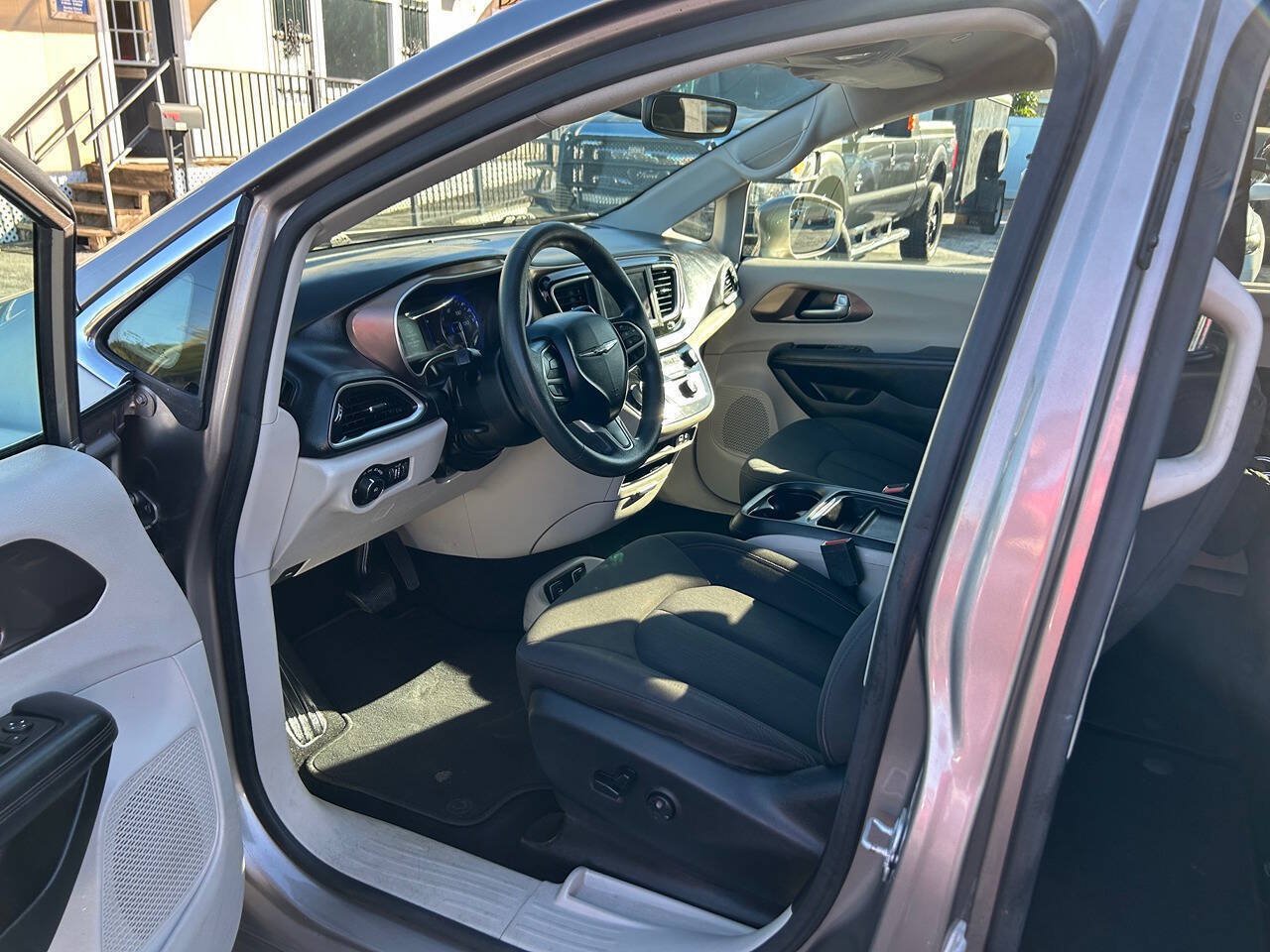 Used 2018 Chrysler Pacifica Touring Plus FWD image 8