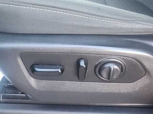 Used 2020 GMC Sierra 1500 4x4 Crew Cab w/ Sierra Value Package image 12