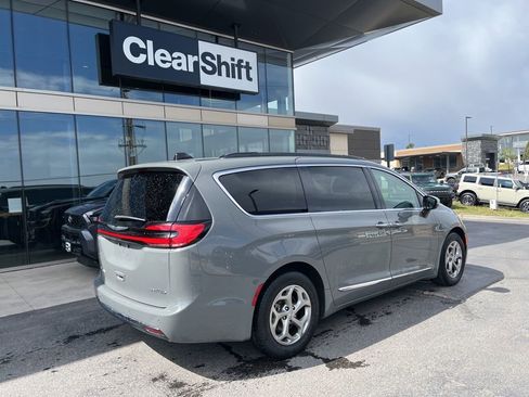 Used 2023 Chrysler Pacifica Limited FWD image 6